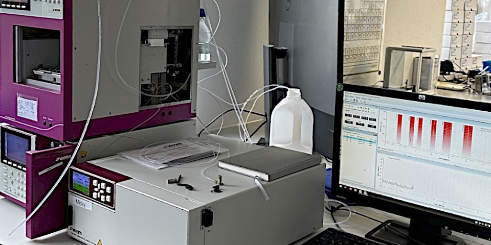 Arzneimittelforschung - Labor mit Messinstrumenten und Analysebildschirm