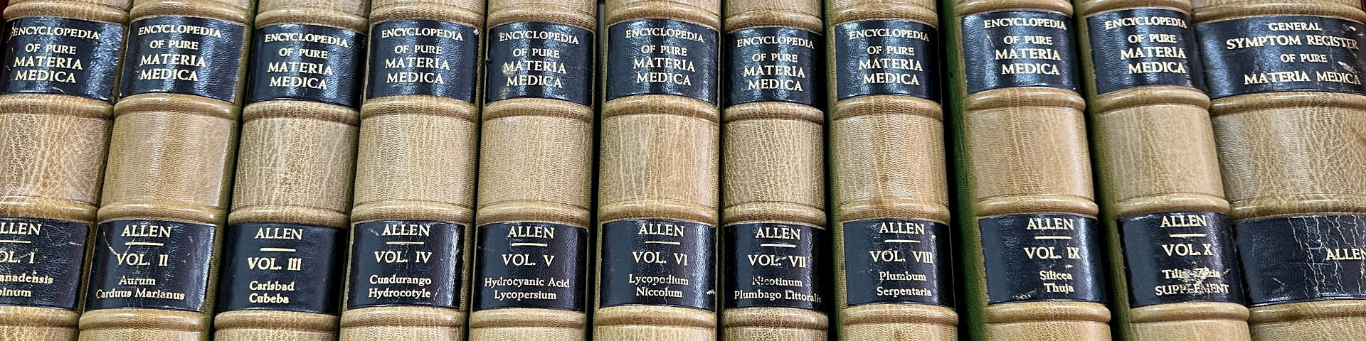 Säulenartige lederne Buchrücken der „Encyclopedia of Pure Materia Medica“ von T.F. Allen, der umfangreichsten Materia Medica der Homöopathie.