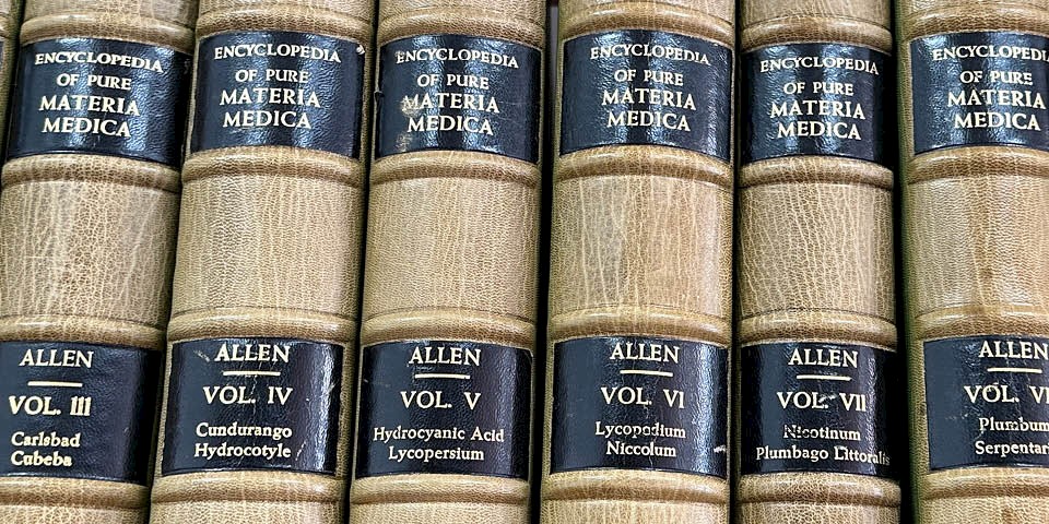 Säulenartige lederne Buchrücken der „Encyclopedia of Pure Materia Medica“ von T.F. Allen, der umfangreichsten Materia Medica der Homöopathie.