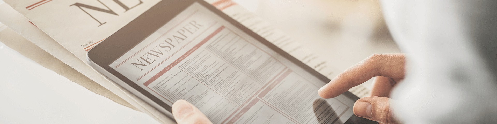 Tablet mit geöffneter Zeitung auf dem Bildschirm – symbolisiert den News-Bereich der Constantin Hering Stiftung