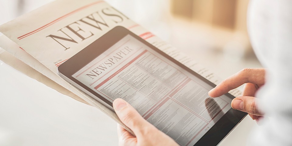 Tablet mit geöffneter Zeitung auf dem Bildschirm – symbolisiert den News-Bereich der Constantin Hering Stiftung