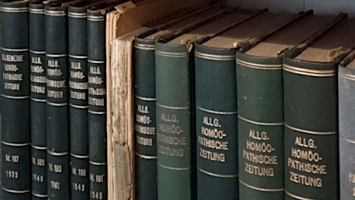 Antike homöopathische Bücher in einem Bücheregal