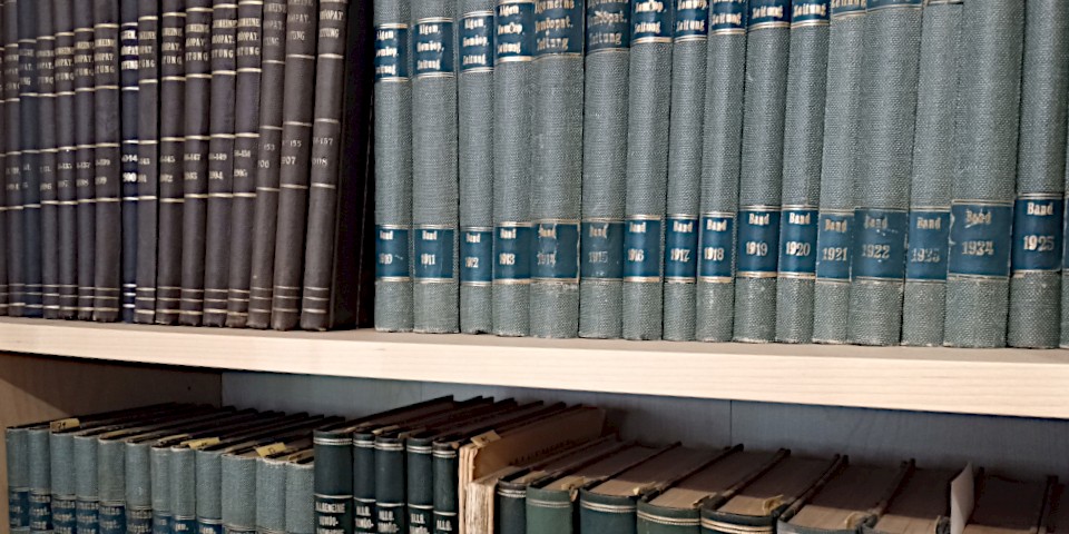 Antike homöopathische Bücher in einem Bücheregal